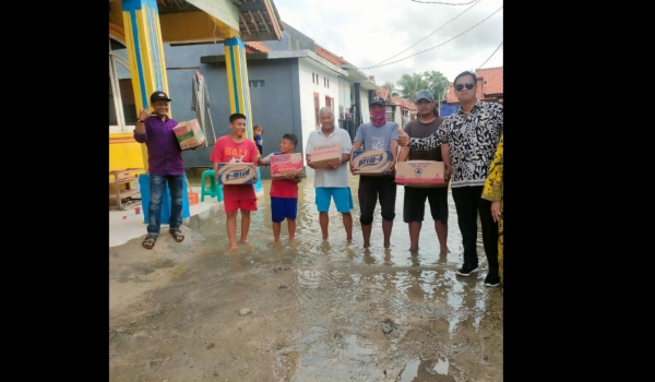 Kepala Desa Gunung Sari Berikan Bantuan Korban Banjir